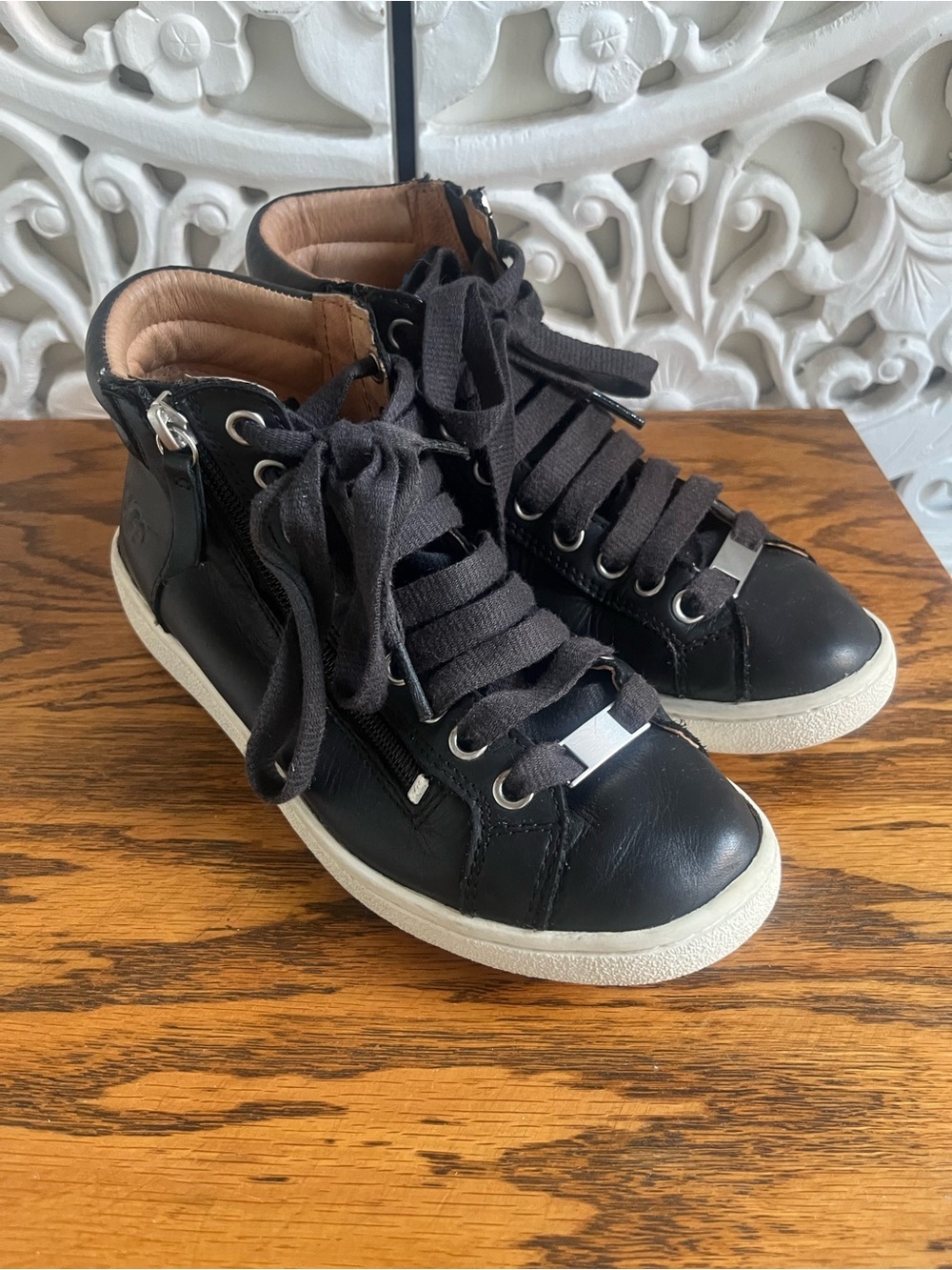 UGG Olive Black Leather High Top Sneakers Side Zip Lace Up Women’s 5.5